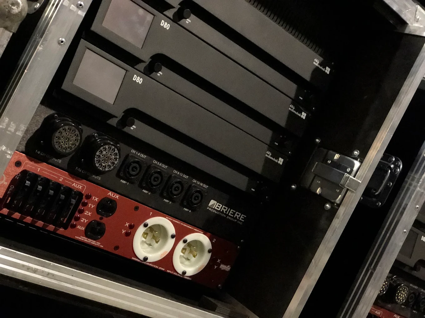 d and b amplifier rack